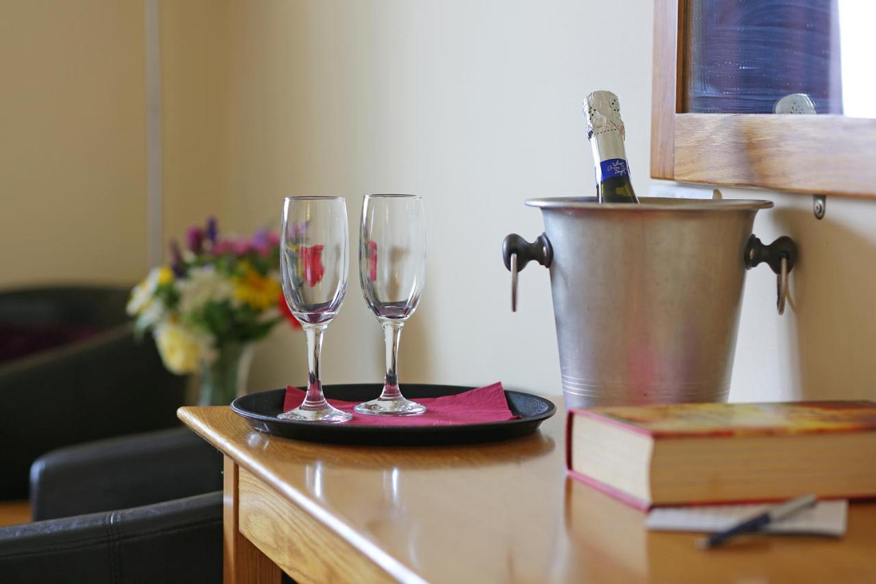 Masons Arms Hotel Montacute Bagian luar foto